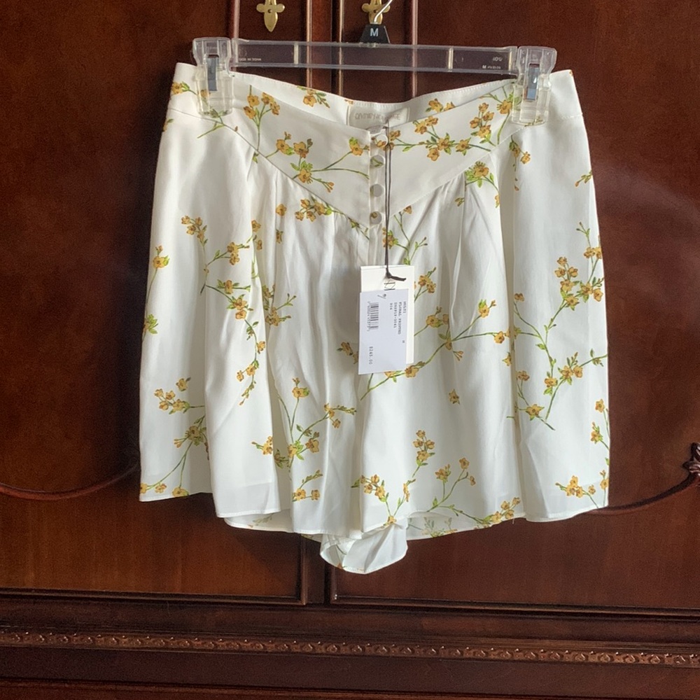 Floral printed shorts, Size Medium, very flirty. Original tags, never worn.